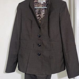 LeSuit Brown Pant Suit - Fitted - Lined - size 6